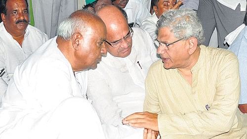 <div class="paragraphs"><p>Former prime minister H D Deve Gowda chats with Sitaram Yechury </p></div>