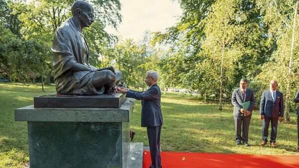 <div class="paragraphs"><p>External Affairs Minister S. Jaishankar pays tribute to a statue of Mahatma Gandhi, in Geneva, Switzerland. </p></div>