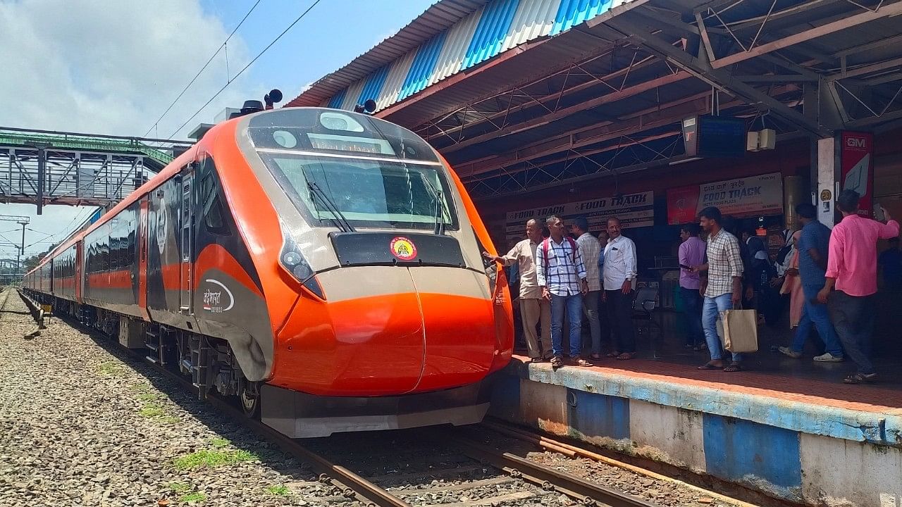 <div class="paragraphs"><p>Vande Bharat train that connects Hubballi-Pune during its trial run arrives at Belagavi railway station on Thursday. </p></div>