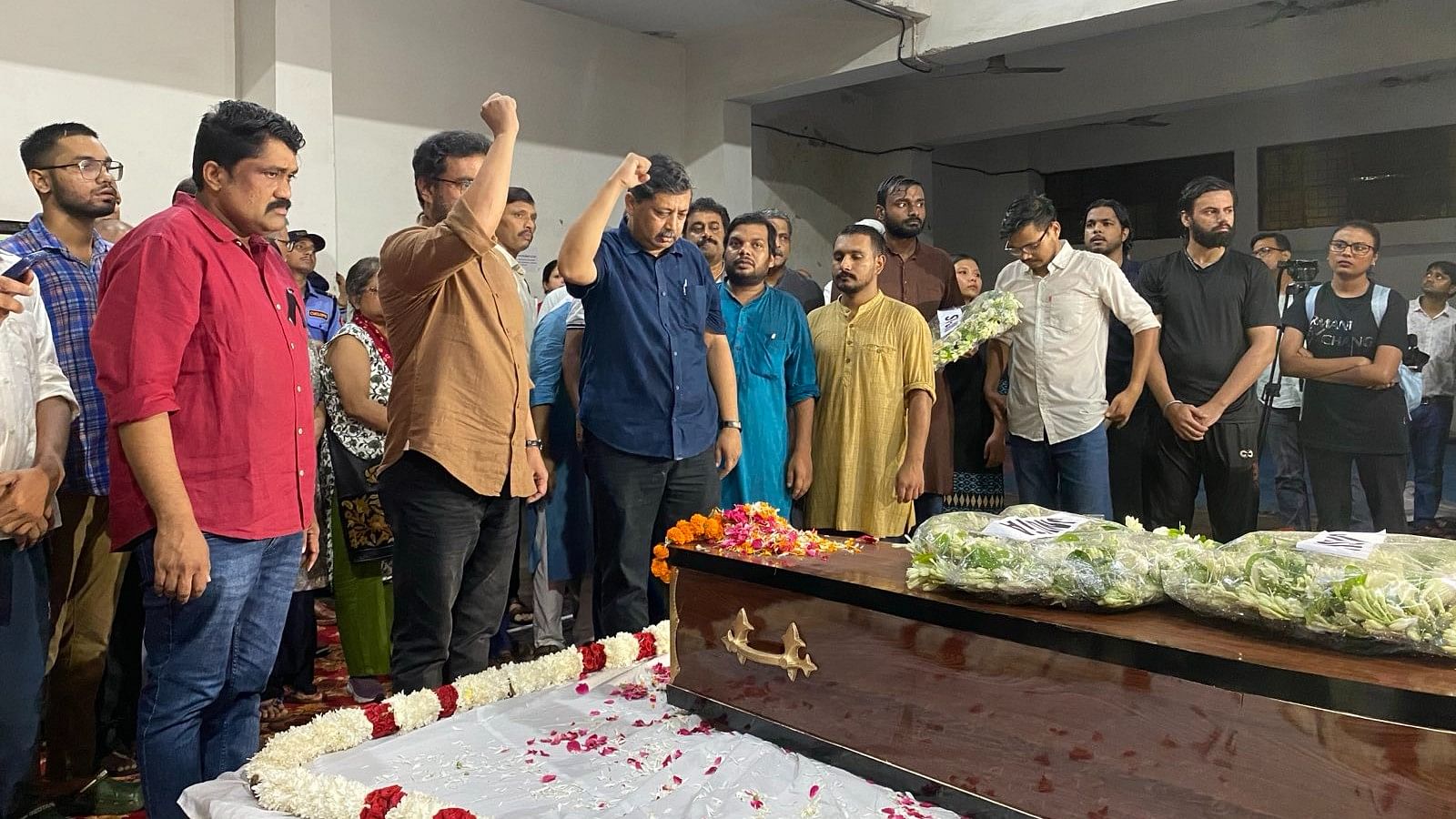 <div class="paragraphs"><p>Left supporters paying last respects to Sitaram Yechury at JNU.&nbsp;</p></div>