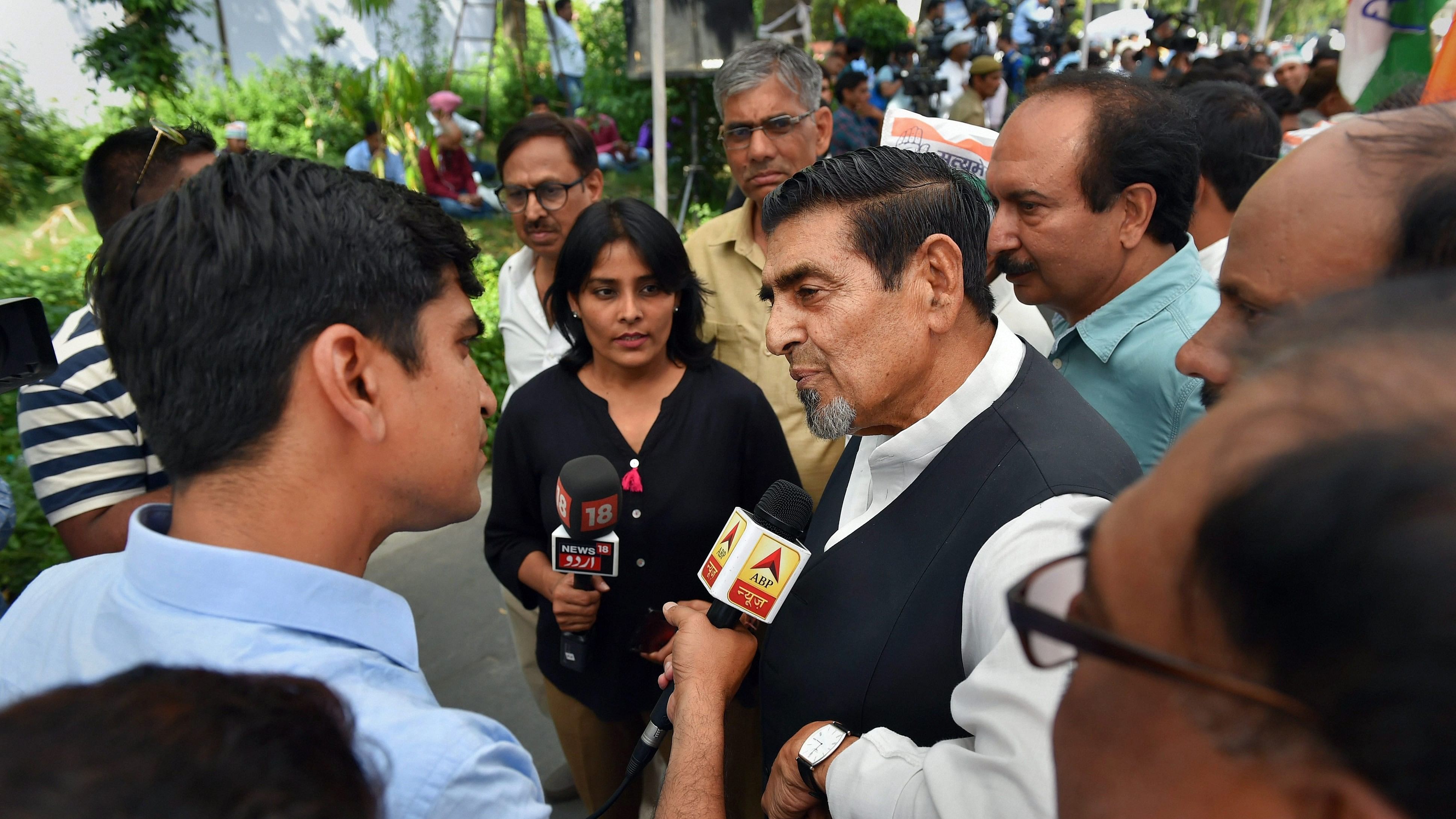 <div class="paragraphs"><p>Congress leader Jagdish Tytler (C) talks with media.</p></div>