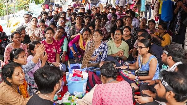 <div class="paragraphs"><p> Junior doctors during their 3rd day of 'dharna' over the R G Kar Hospital rape and murder incident, near Swasthya Bhawan in Kolkata, Thursday, Sept 12.</p></div>