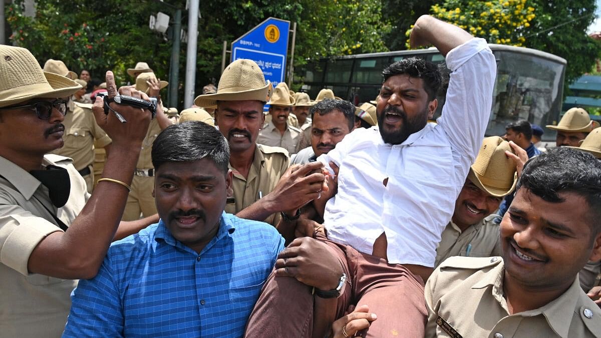 <div class="paragraphs"><p>Police detain protestors at Town Hall in Bengaluru on Friday as they gathered to protest against the untoward incident during Ganesha immersion procession in Mandya.</p></div>