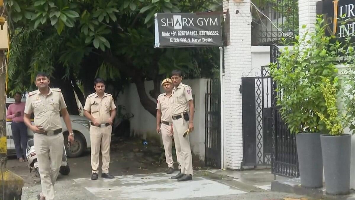 <div class="paragraphs"><p> Police personnel during investigation after a gym owner was shot dead by two bike borne assailants, in Greater Kailash area of New Delhi.</p></div>