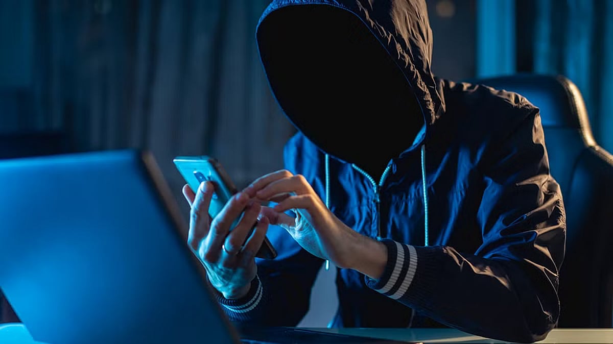 ગુજરાત પોલીસે CCTV હેકિંગ કેસમાં મહારાષ્ટ્રના બે અને સુરતના એક વ્યક્તિની ધરપકડ કરી 2 Gang involved in providing bank accounts to cyber scamsters busted in Gujarat; 4 held