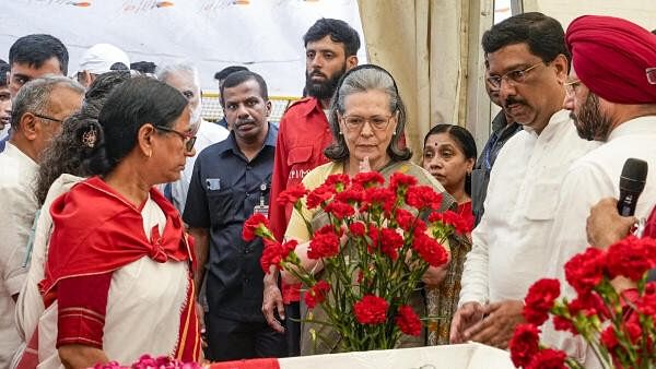 <div class="paragraphs"><p>Senior Congress leader Sonia Gandhi pays her last respects to deceased CPI(M) leader Sitaram Yechury, at CPI(M) headquarters, in New Delhi.</p></div>