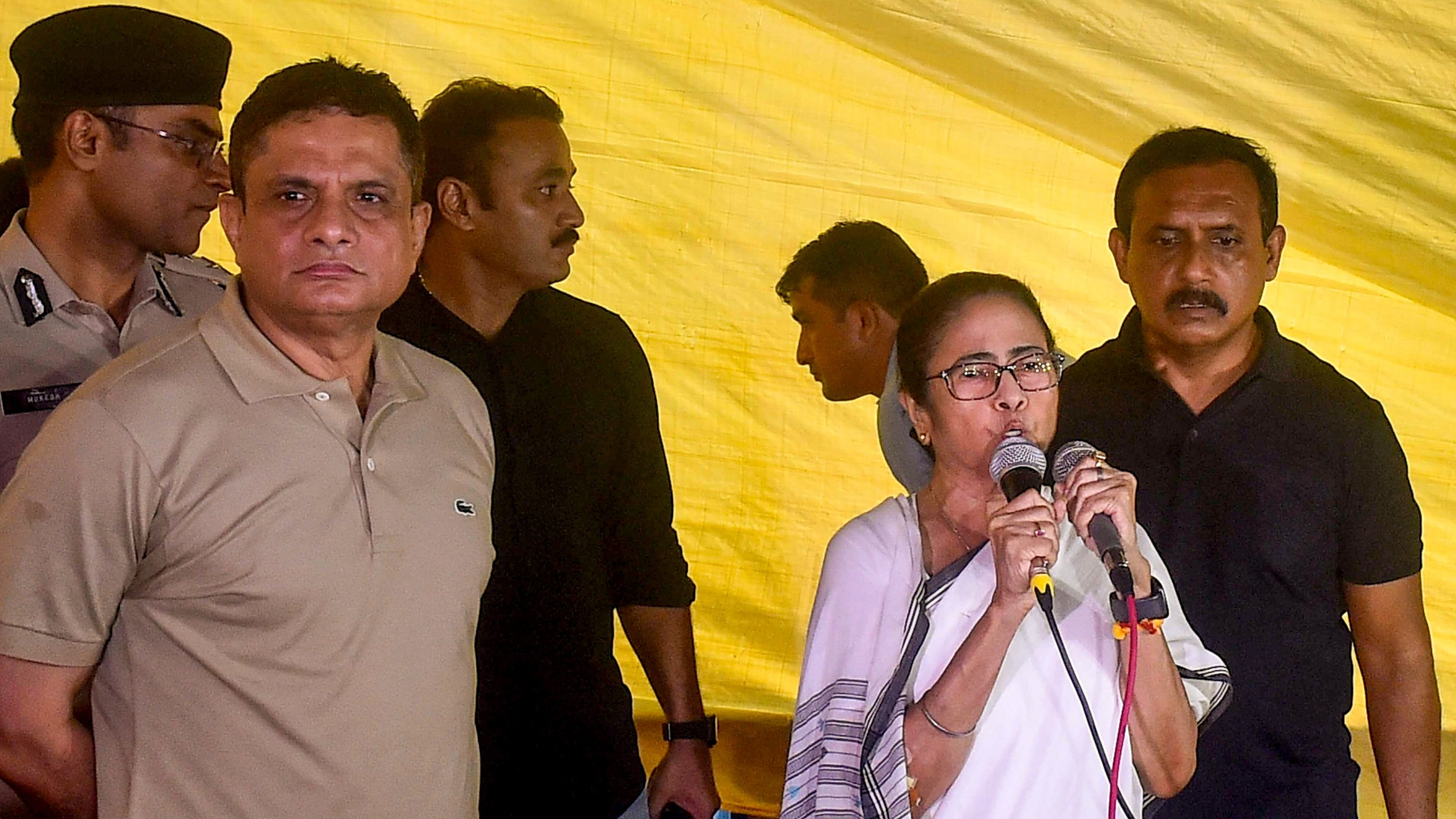 <div class="paragraphs"><p>West Bengal Chief Minister Mamata Banerjee addresses junior doctors during their dharna over the alleged sexual assault and murder of a trainee doctor, near Swasthya Bhavan, in Kolkata, Saturday, Sept. 14, 2024.</p></div>