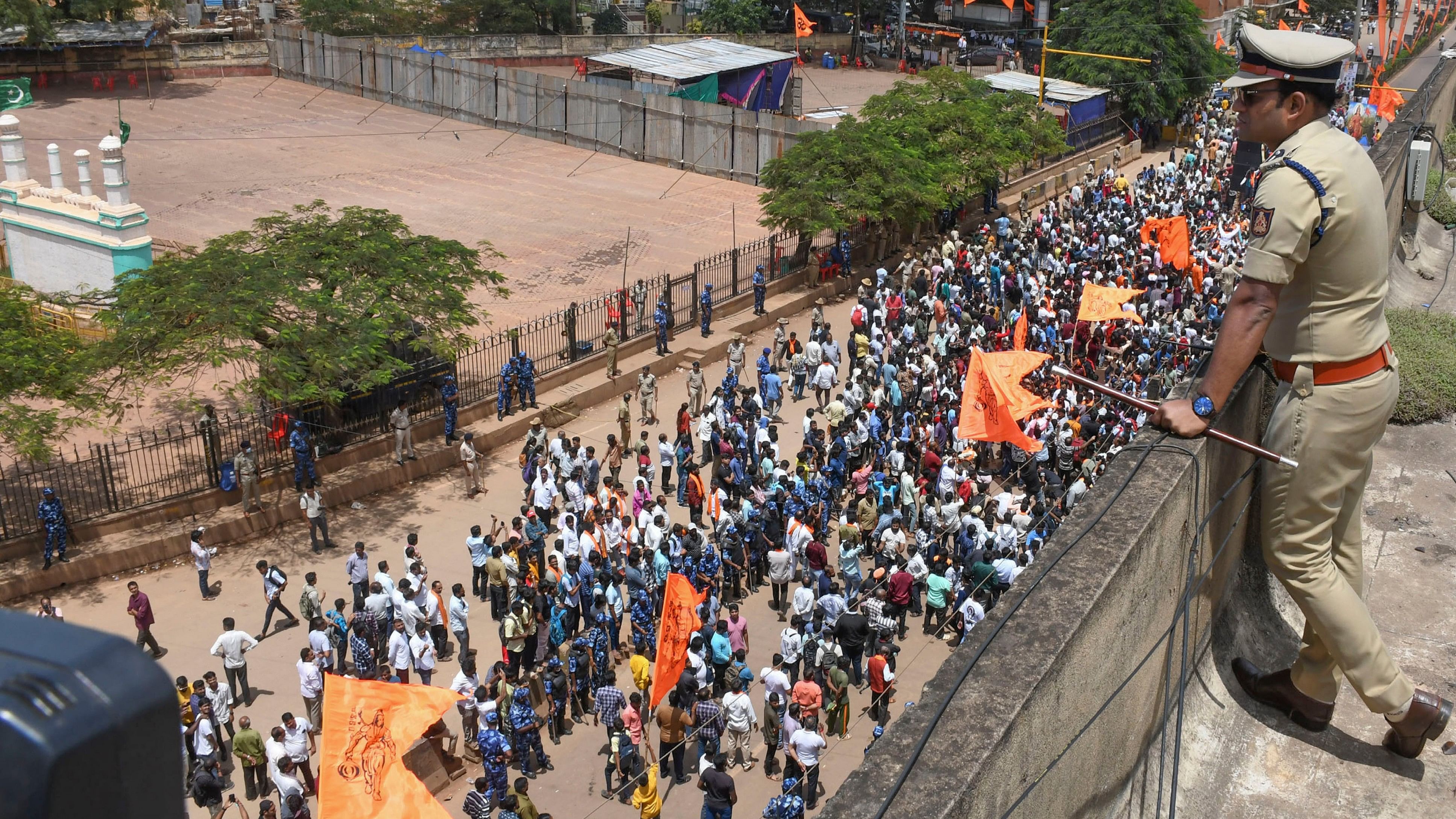 <div class="paragraphs"><p>A policeman keeps vigil devotees take part in a procession for the immersion of Lord Ganesha idol. Representative image.</p></div>