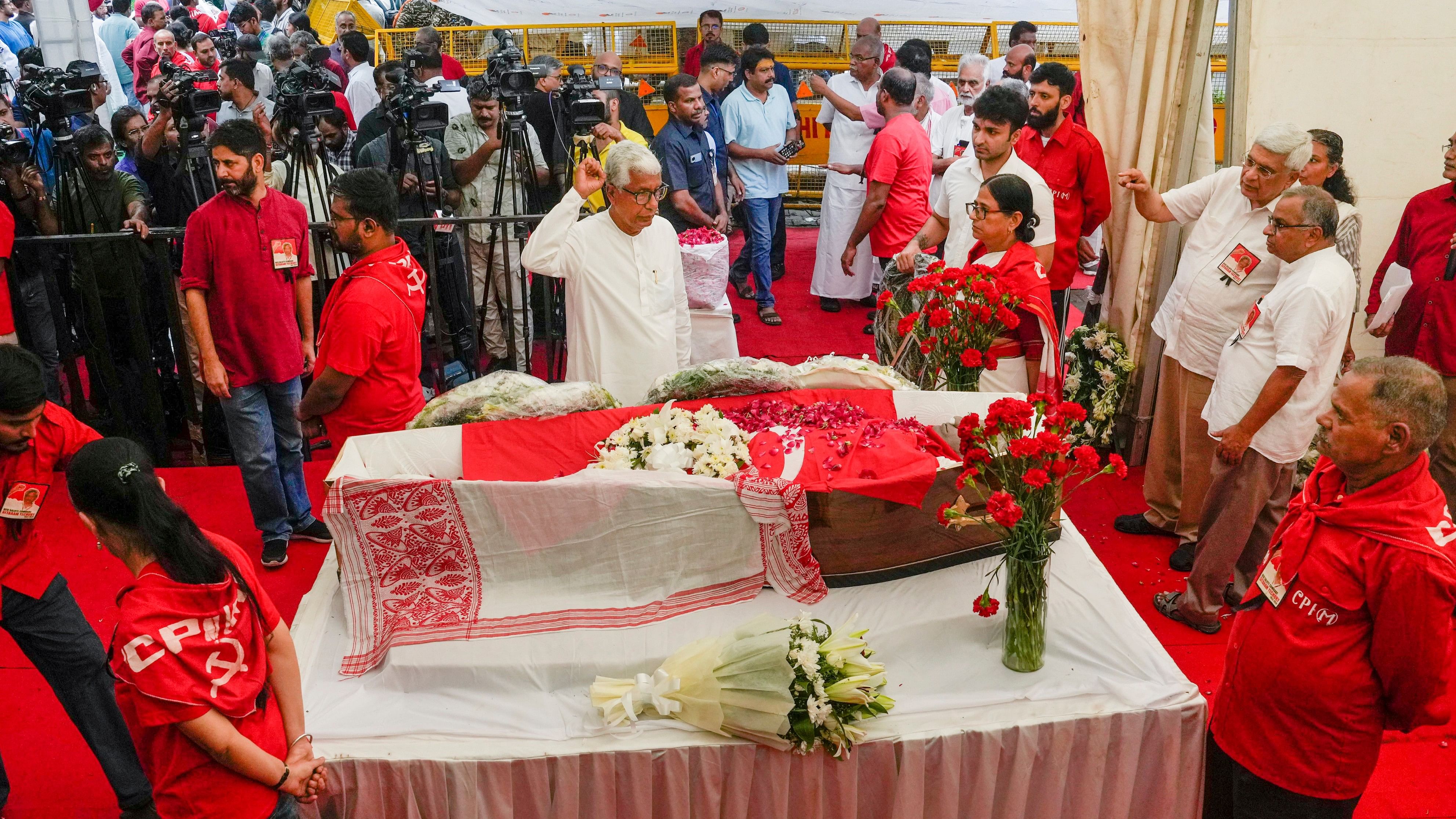 <div class="paragraphs"><p>CPI (M) Politburo member and former Tripura chief minister Manik Sarkar pays tribute to the mortal remains of party leader Sitaram Yechury, at the party headquarters, in New Delhi.</p></div>