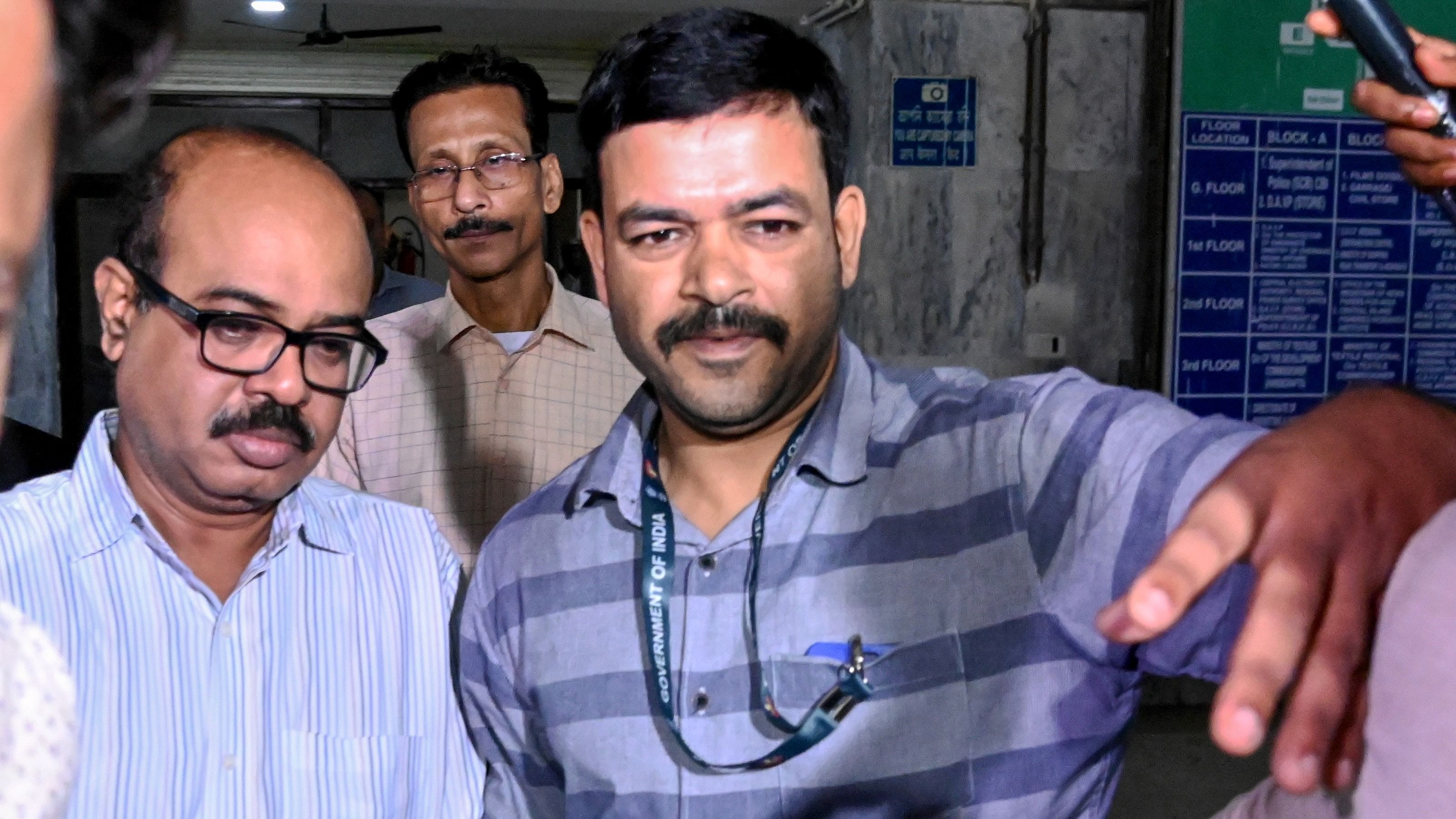 <div class="paragraphs"><p>CBI officials take Tala Police Station Officer-in-Charge Abhijit Mondal (L) to produce him in a court after his arrest in connection with the R G Kar Medical College and Hospital incident at CGO Complex, in Kolkata, Sunday, Sept. 15, 2024.</p></div>