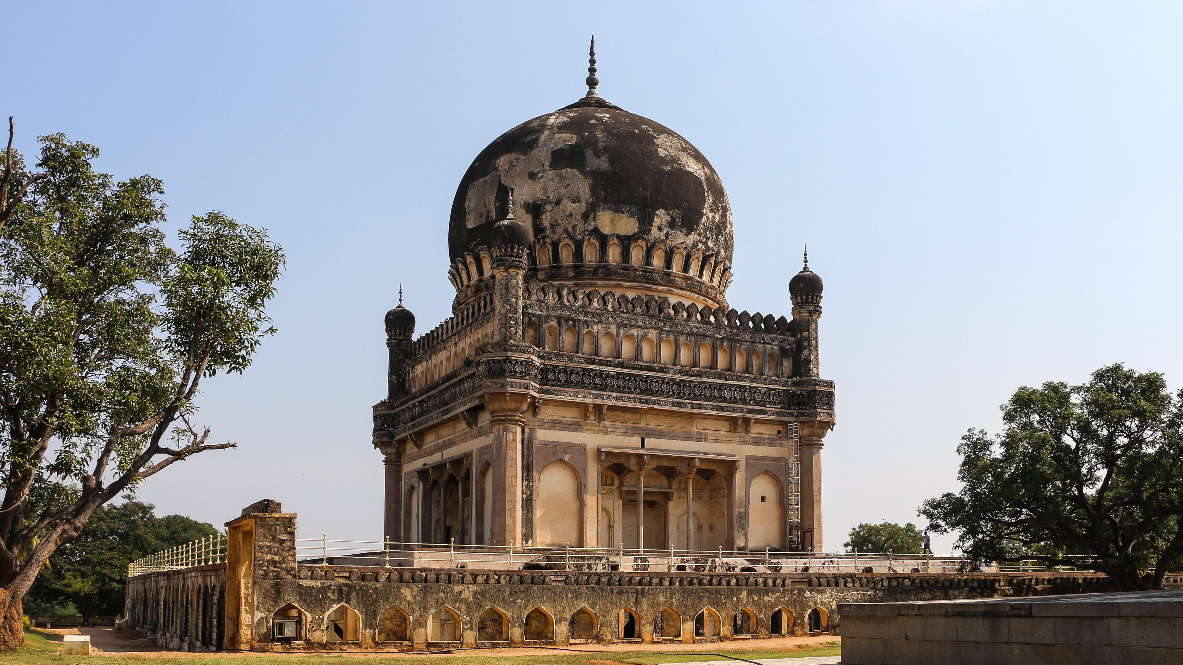 <div class="paragraphs"><p>The tomb of Muhammad Quli Qutb Shah. </p></div>