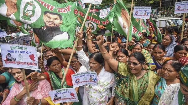 <div class="paragraphs"><p>RJD supporters march toward Raj Bhavan inprotest agains alleged increase in crime and deteriorating law and order, in Patna, Sunday, Sept 15, 2024.</p></div>