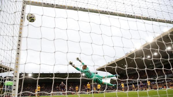 <div class="paragraphs"><p>Newcastle United's Harvey Barnes scores their second goal past Wolverhampton Wanderers' Sam Johnstone</p></div>