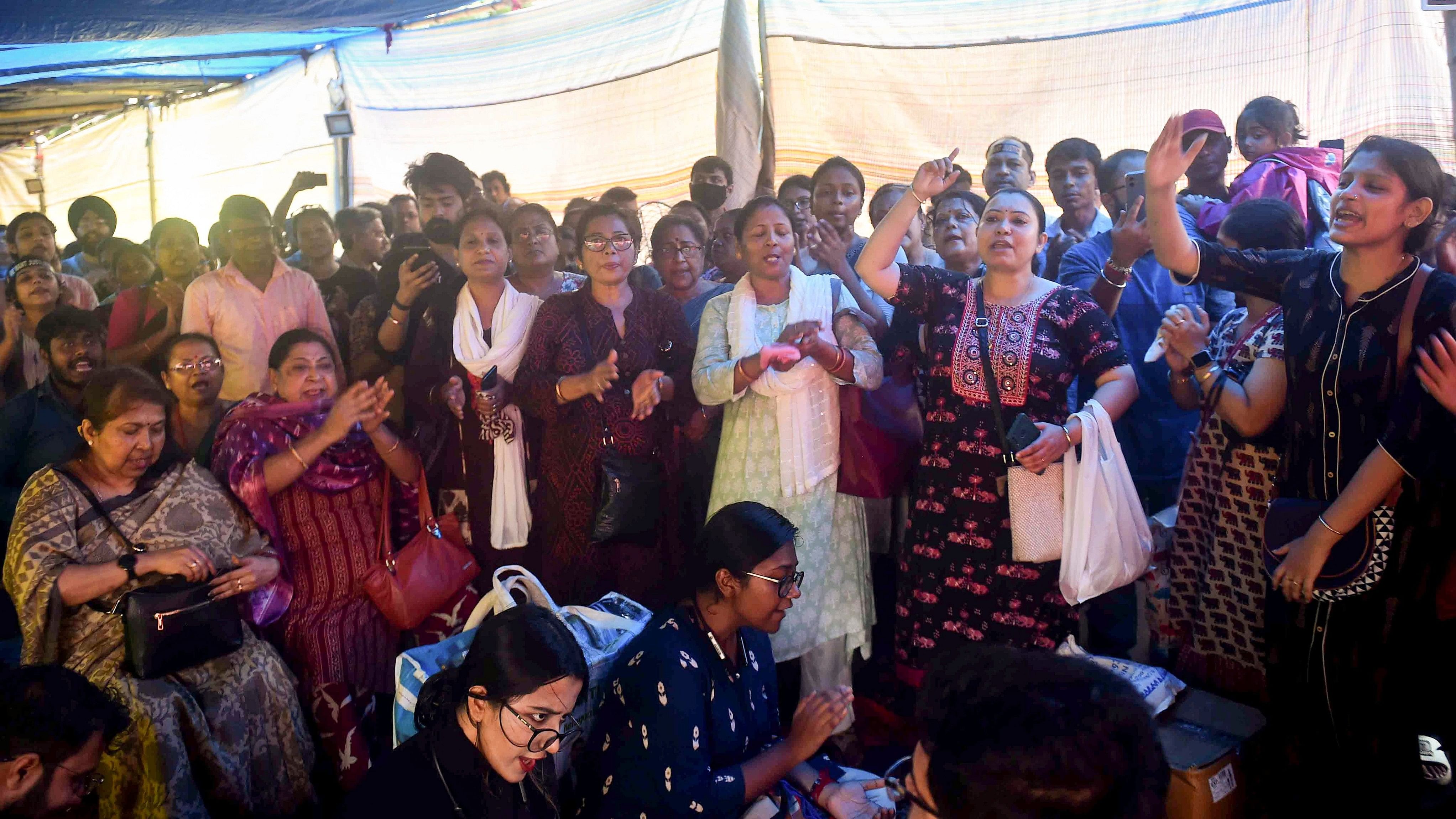 <div class="paragraphs"><p> Doctors during their protest dharna over R G Kar Hospital incident.</p></div>