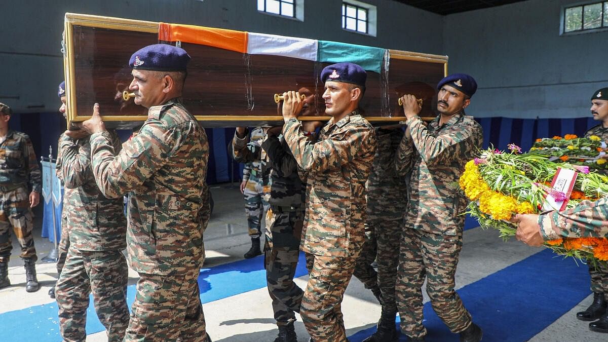 <div class="paragraphs"><p>Army personnel carry mortal remains of an Army personnel who was killed in an encounter with terrorists in Kishtwar district of J&amp;K on Friday.</p></div>