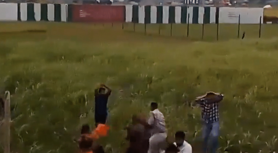 <div class="paragraphs"><p>Screengrab from&nbsp;videos of a clash between two groups.</p></div>