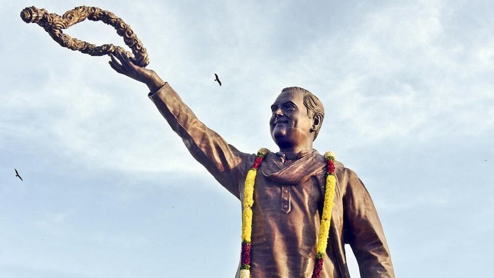 <div class="paragraphs"><p>The newly unveiled statue of former Prime Minister Rajiv Gandhi in front of the Secretariat, in Hyderabad, Monday, September 16, 2024. </p></div>