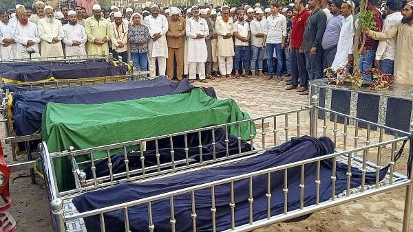 <div class="paragraphs"><p>Family members and relatives during the funeral of the victims of three-storey house collapse incident, in Meerut.</p></div>