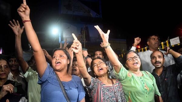 <div class="paragraphs"><p>People raising slogans near Chief Minister Mamata Banerjee's house in Kolkata</p></div>