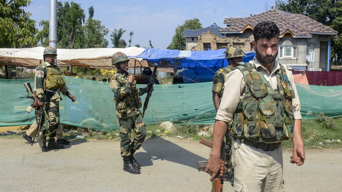 <div class="paragraphs"><p>Security personnel stand guard during an election campaign </p></div>