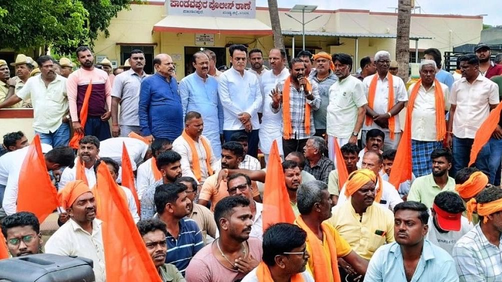 <div class="paragraphs"><p>Members of BJP and pro-Hindu organisations stage a protest against the police raid on RSS office in Panadavapura.&nbsp;</p></div>