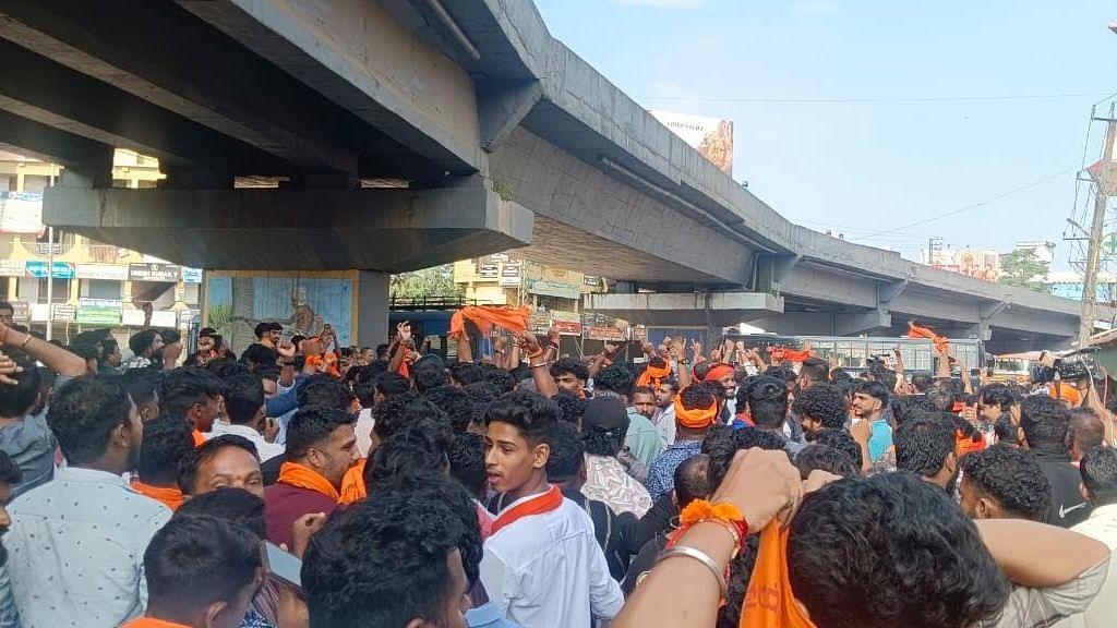 <div class="paragraphs"><p>Alarge number of VHP and Bajrang Dal workers gathered at B C Road.</p></div>