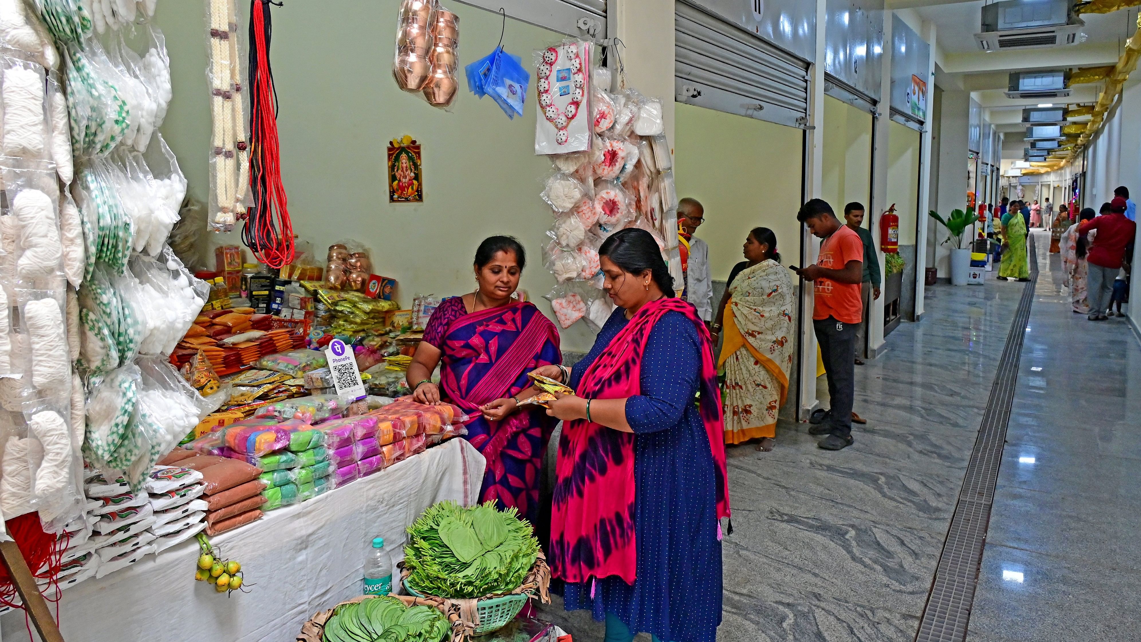 <div class="paragraphs"><p>Shoppers at the Palike Bazaar in Vijayanagar. </p></div>