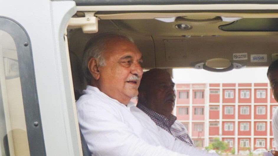 <div class="paragraphs"><p>Congress candidate Bhupinder Singh Hooda leaves in a chopper to campaign for upcoming Haryana Assembly elections.</p></div>