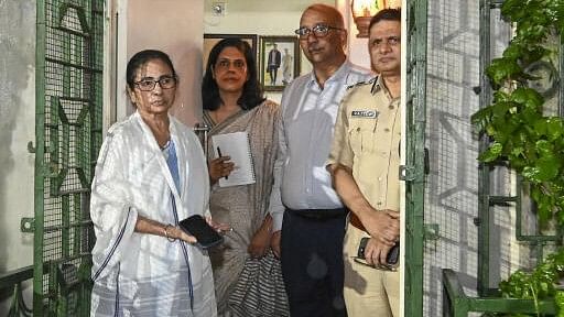 <div class="paragraphs"><p>West Bengal Chief Minister Mamata Banerjee during a meeting with junior doctors delegation, at her Kalighat residence in Kolkata</p></div>