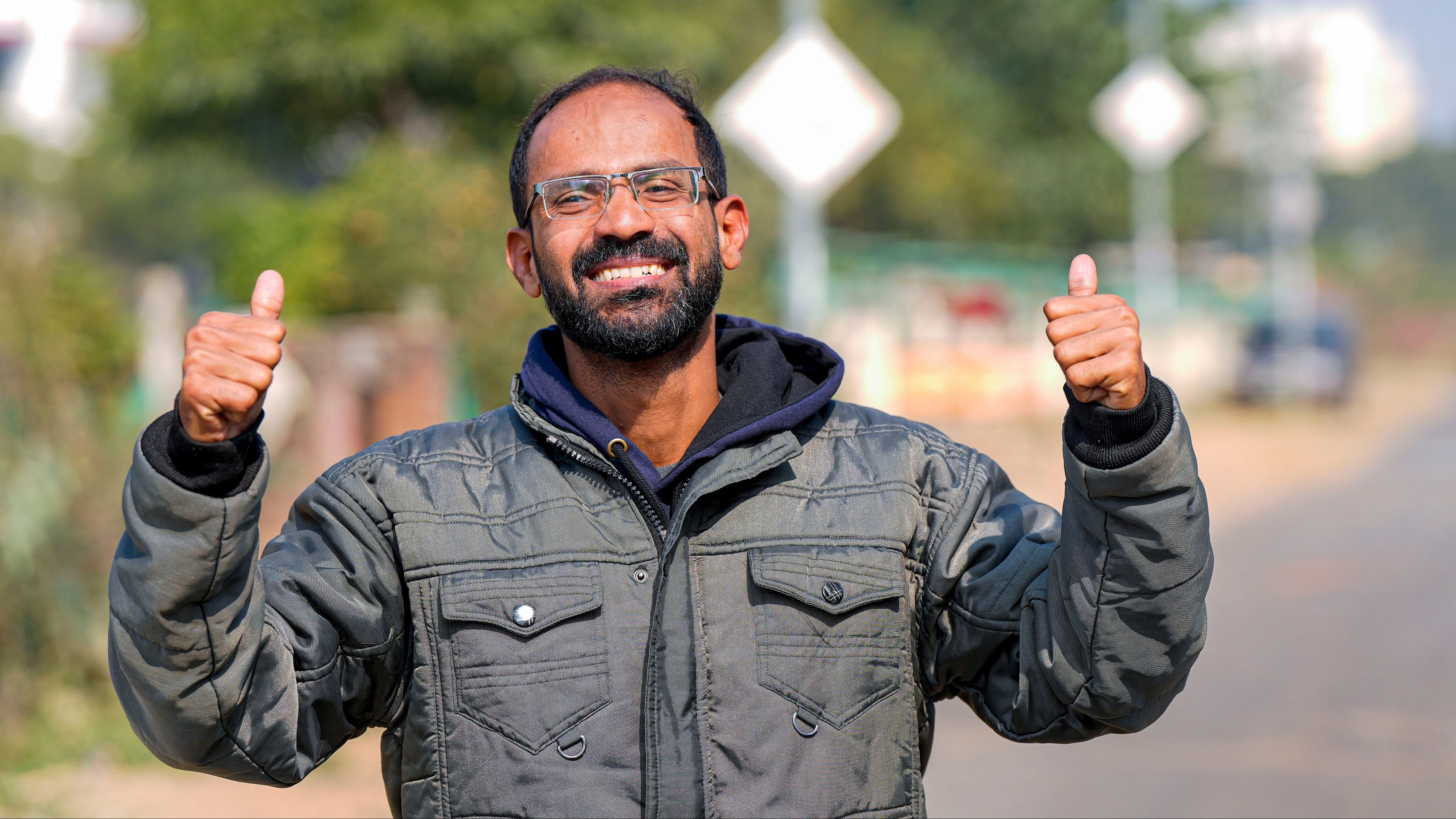 <div class="paragraphs"><p>  Journalist Siddique Kappan poses for photos following his release from the Lucknow District Jail, in Lucknow, Thursday, Feb 2, 2023. </p></div>