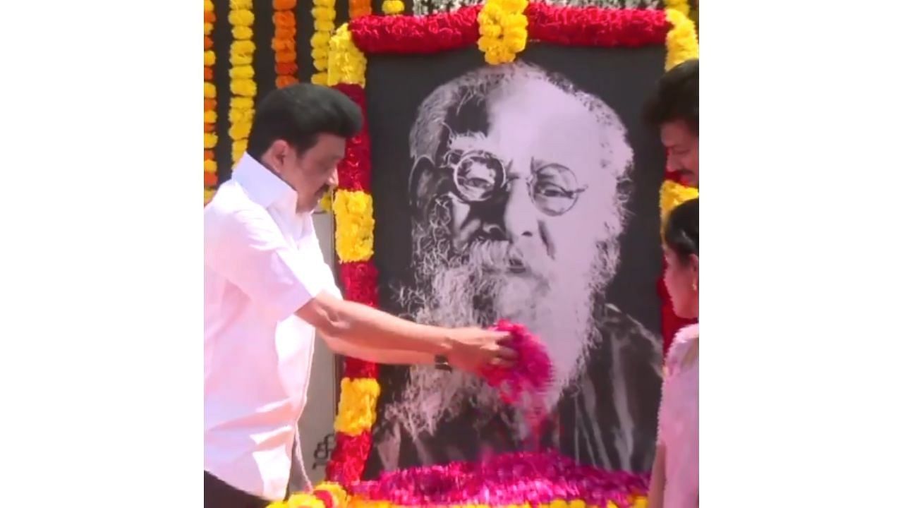 <div class="paragraphs"><p>CM M K Stalin offered floral tributes to Periyar's portrait in Chennai.</p></div>