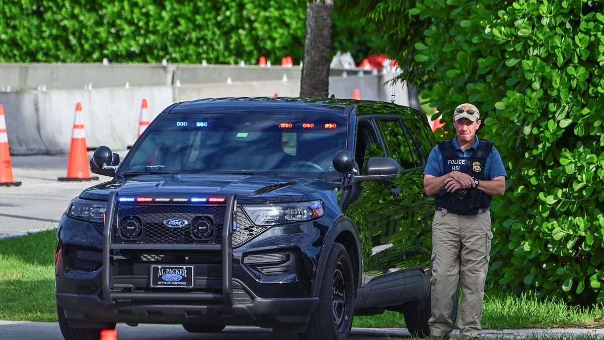 <div class="paragraphs"><p>Police continue investigation of gunman at Trump International Golf Club in West Palm Beach.</p></div>