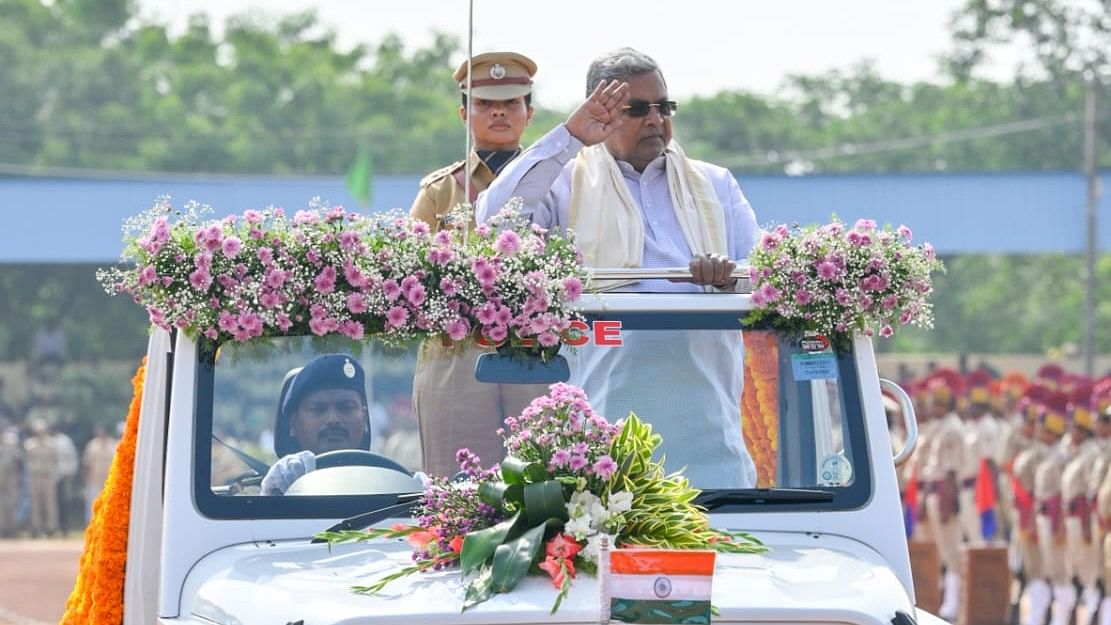 <div class="paragraphs"><p>Chief Minister Siddaramaiah receives guard of honour during Kalyana Karnataka Utsav in Kalaburagi on Tuesday.</p></div>