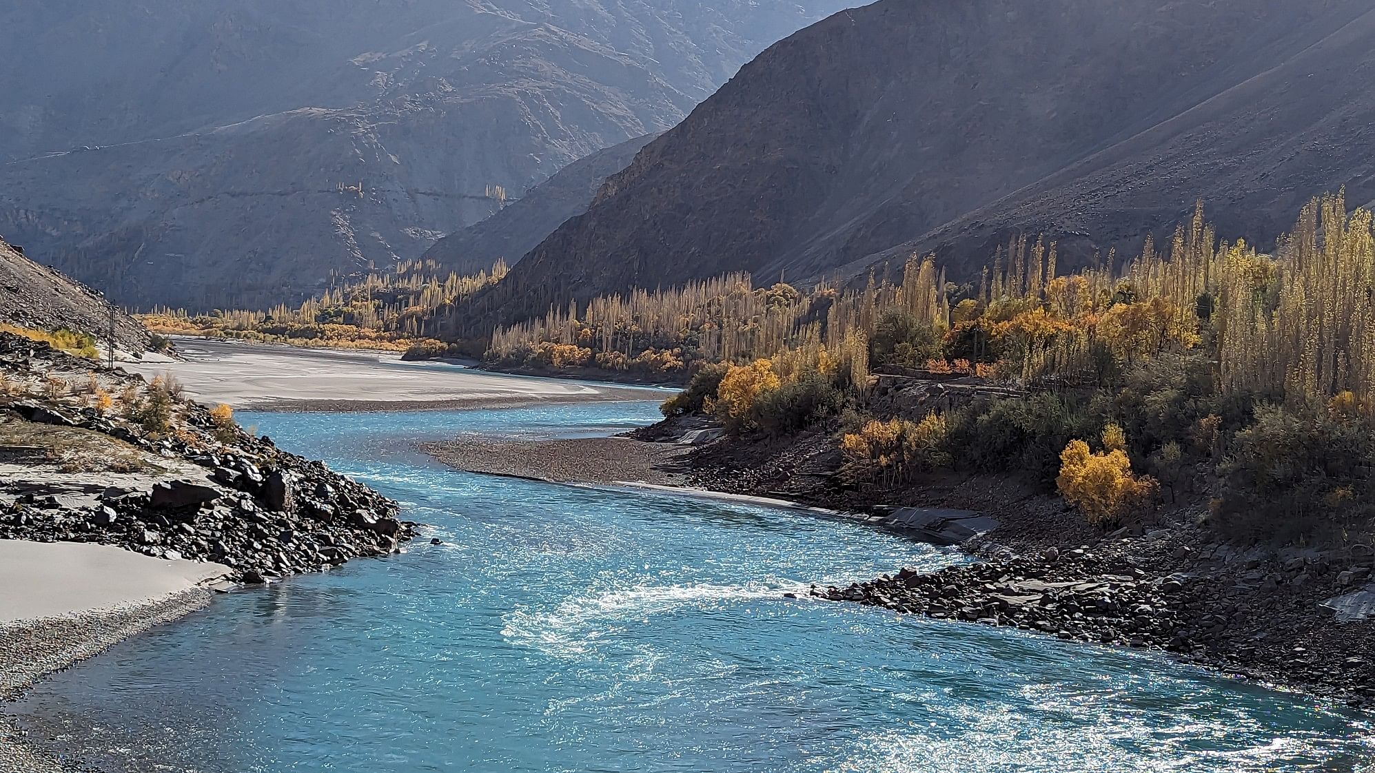 <div class="paragraphs"><p>An image of the Indus River.</p></div>