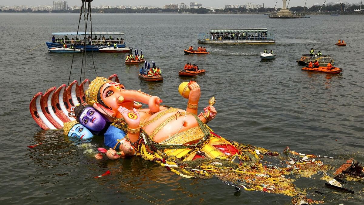 <div class="paragraphs"><p>Devotees immerse Khairtabad Ganesh idol at Hussain Sagar Lake, in Hyderabad.</p></div>