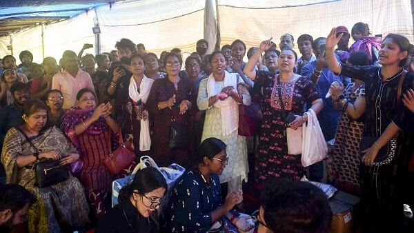 <div class="paragraphs"><p>Doctors during the 6th day of their protest dharna over R G Kar Hospital incident, in front of the Swasthya Bhavan, in Kolkata, Sunday, Sept. 15, 2024.</p></div>