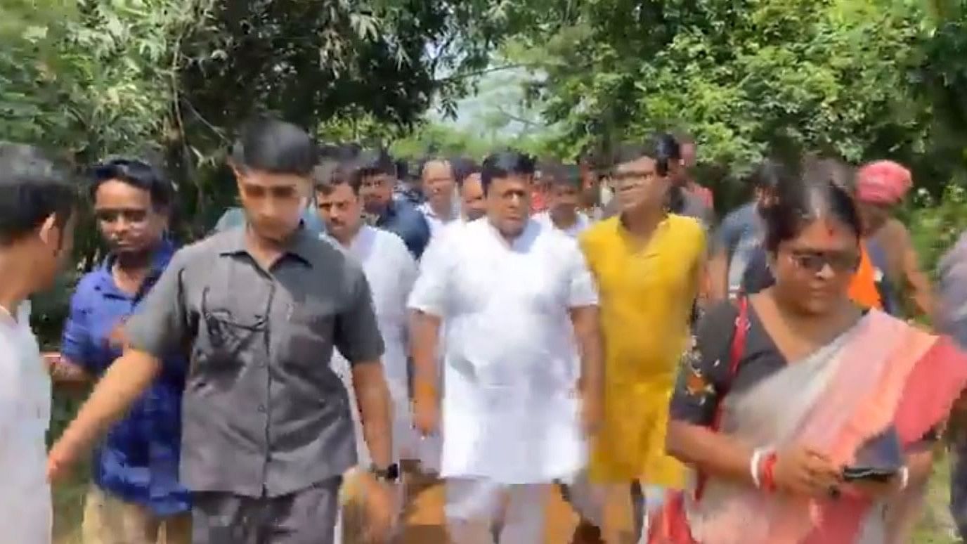 <div class="paragraphs"><p>Screengrab from a video showing BJP president Sukanta Majumdar visiting flood-hit Paschim Mednipur, Thursday, September 19, 2024.</p></div>