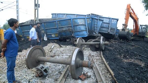 <div class="paragraphs"><p>Officials and others stand near derailed wagons of a goods train, in Mathura, Thursday, Sept. 19, 2024. Twenty-five wagons of the train taking coal to the Suratgarh power plant derailed near Vrindavan on Wednesday</p></div>