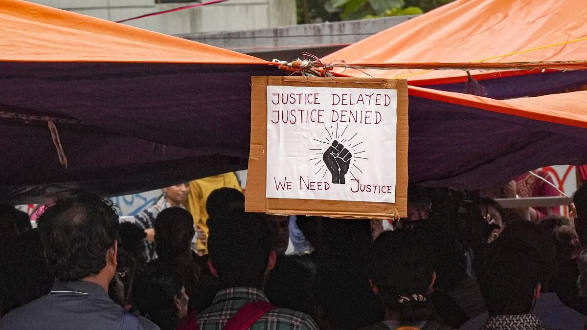 <div class="paragraphs"><p> A poster hangs at the protest site as junior doctors continued their 'cease work' and sit-in demonstration against the RG Kar Hospital incident.</p></div>