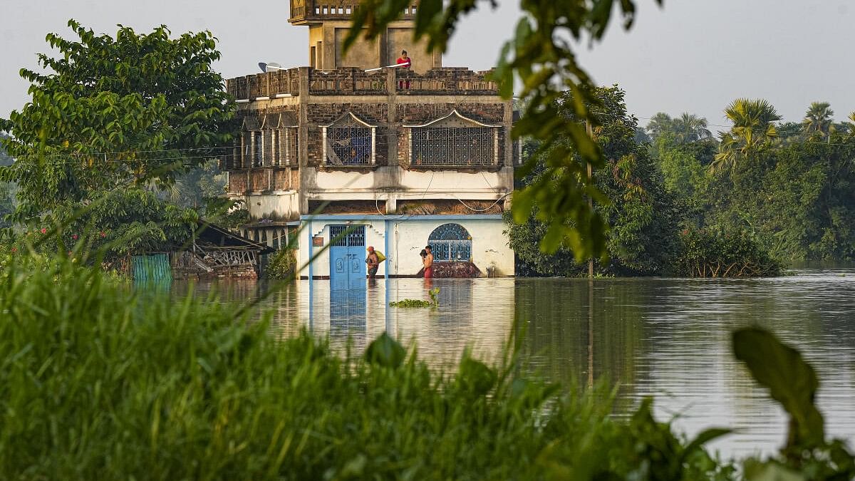 <div class="paragraphs"><p>A partially submerged residential building after heavy rains, at Udaynarayanpur in Howrah district of West Bengal, Thursday, September 19, 2024.</p></div>