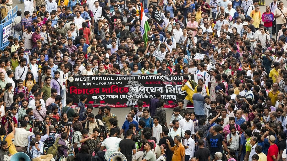 <div class="paragraphs"><p>Junior doctors take part in a march to CBI office (CGO Complex) after announcing a partial withdrawal of their ‘cease work’, in Kolkata.</p></div>