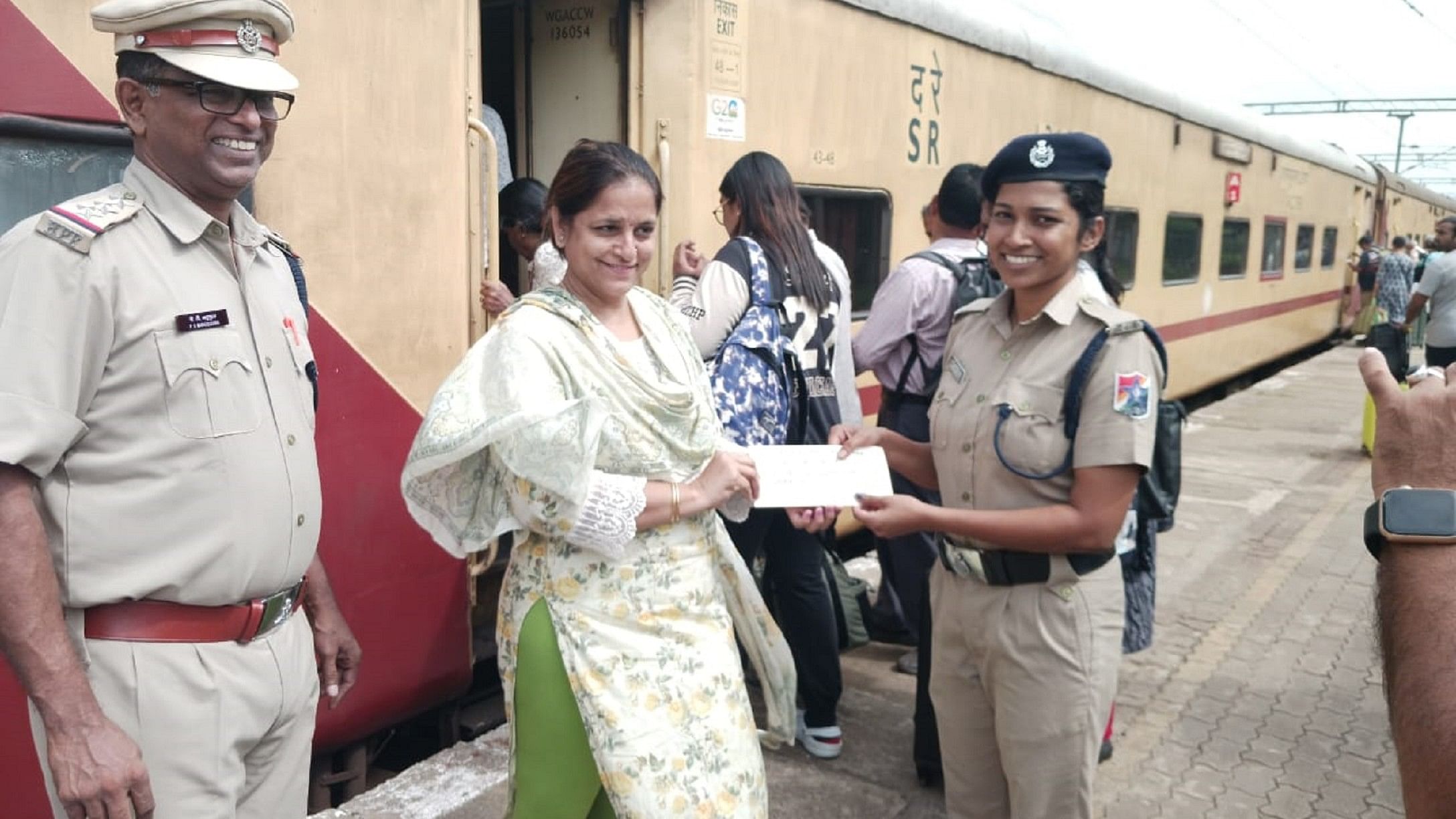 <div class="paragraphs"><p>Woman constable Aparna K T was given a cash reward of Rs 5000. Shared by Konkan railways.<br></p></div>