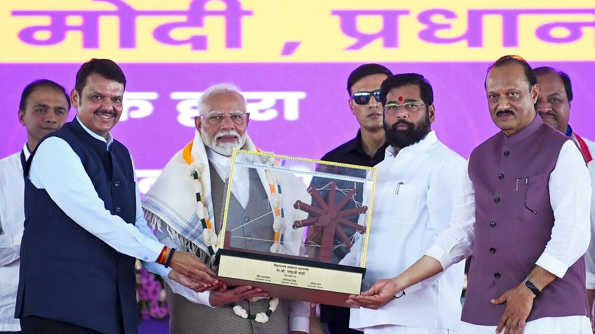 <div class="paragraphs"><p>Prime Minister Narendra Modi being felicitated by Maharashtra Chief Minister Eknath Shinde and Deputy CMs Devendra Fadnavis and Ajit Pawar.</p></div>