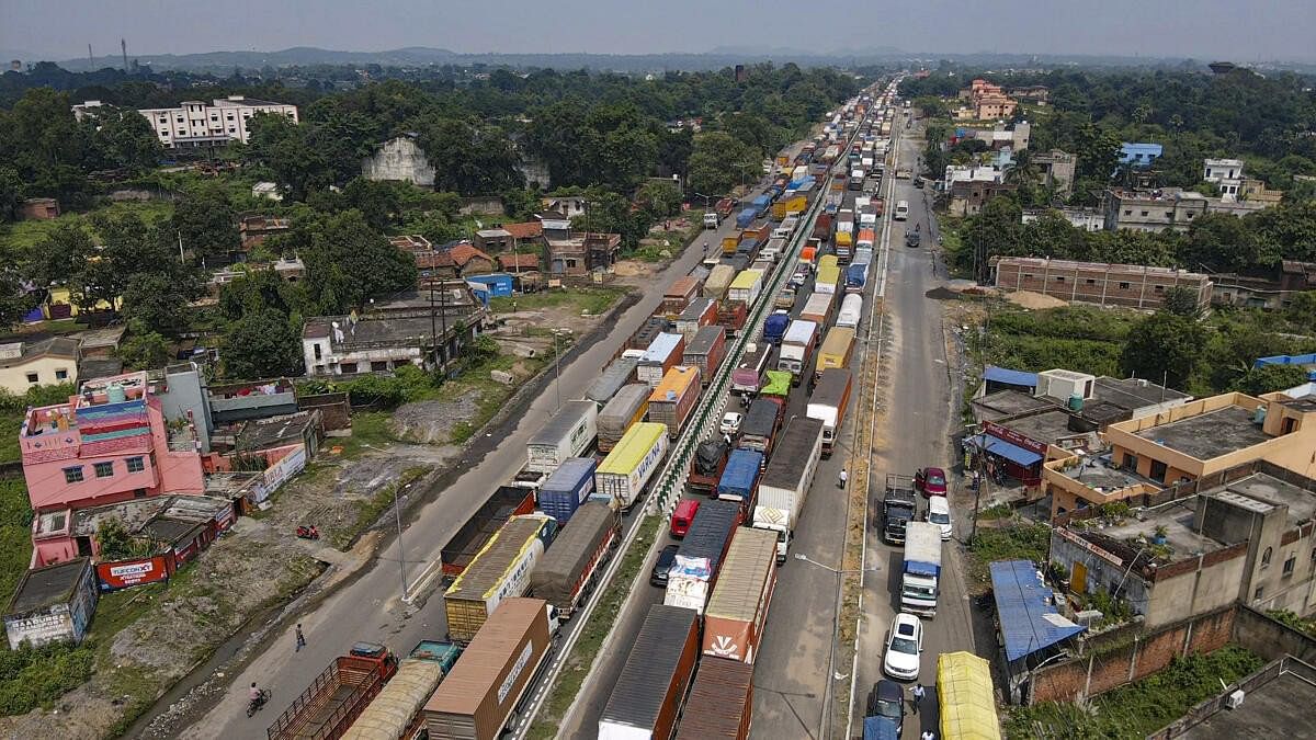 <div class="paragraphs"><p> Trucks seen in a long queue on National Highway 19 after West Bengal-Jharkhand border sealed by the West Bengal Government, in Dhanbad.</p></div>