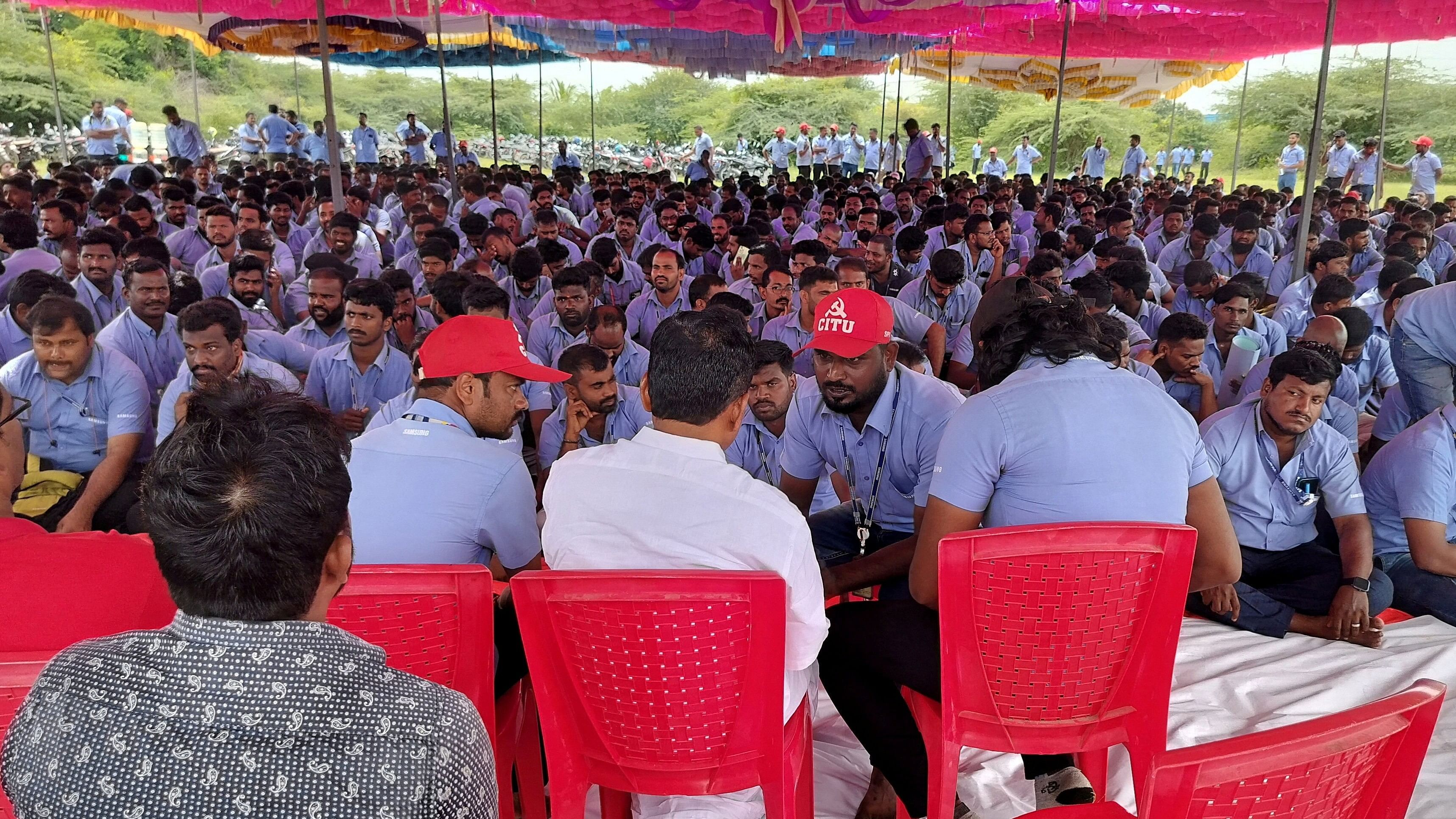 <div class="paragraphs"><p>Workers of a Samsung facility speak with their union leader E Muthukumar during a strike to demand higher wages at its Sriperumbudur plant near the city of Chennai.</p></div>