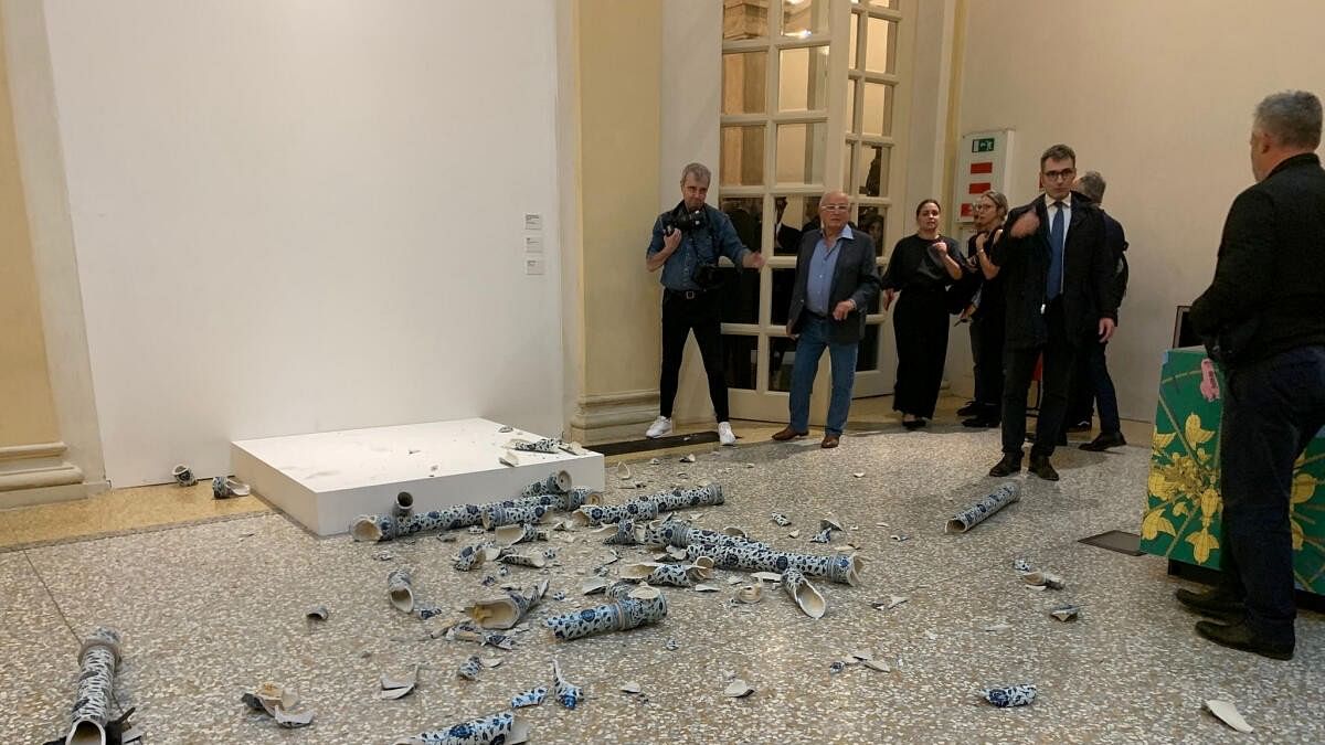 <div class="paragraphs"><p>A man shattered a sculpture by Ai Weiwei during the opening exhibition in Bologna.</p><p></p></div>