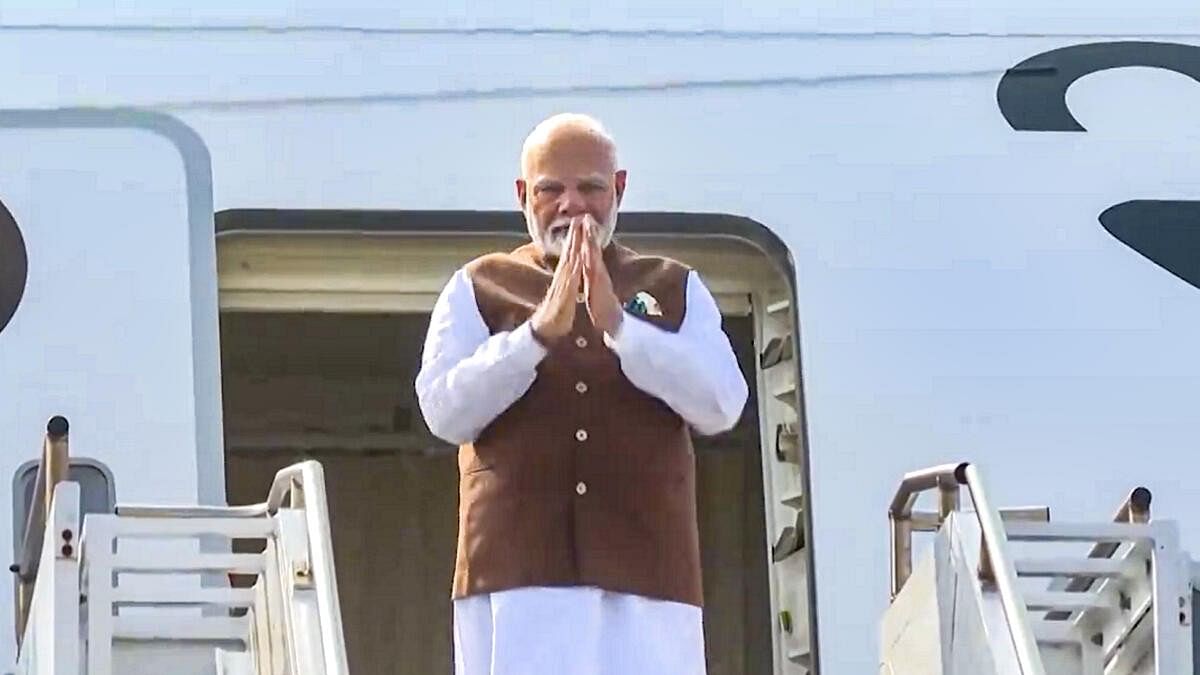 <div class="paragraphs"><p>Prime Minister Narendra Modi arrives at Philadelphia airport, USA.</p></div>