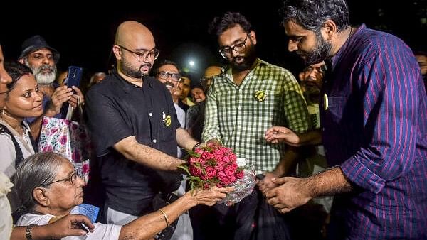 <div class="paragraphs"><p>Gouri Roy, an elderly ex-teacher, gives 42 red roses, symbolising 42 days of protest, to junior doctors during a rally to CBI office (CGO Complex) after they announced a partial withdrawal of their ‘cease work’, in Kolkata.&nbsp;</p></div>