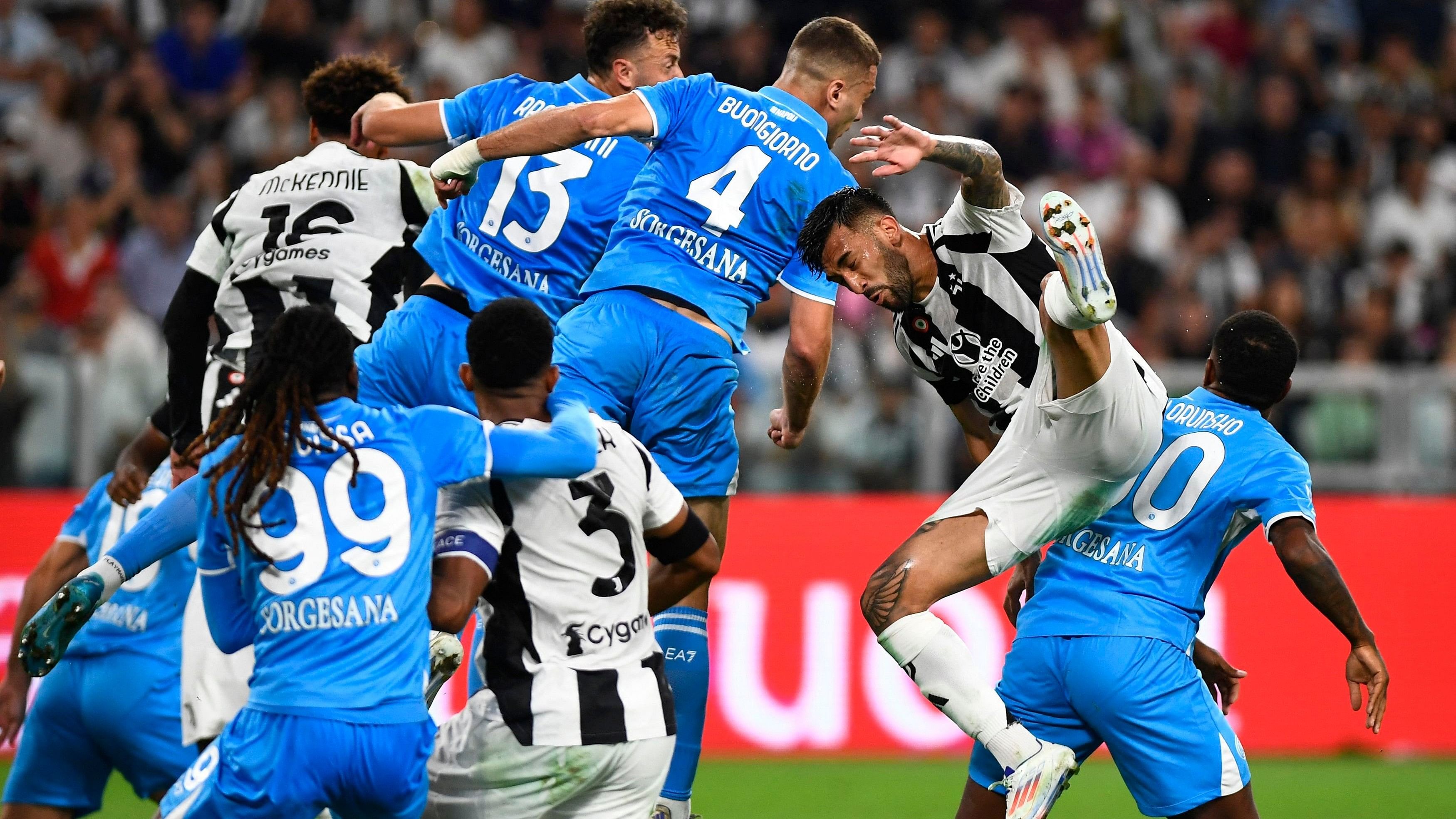 <div class="paragraphs"><p>Juventus' Nicolas Gonzalez in action with Napoli's Alessandro Buongiorno and Michael Folorunsho.</p></div>