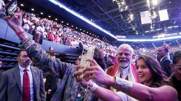 <div class="paragraphs"><p>PM Narendra Modi takes selfies with members of Indian diaspora in US.</p></div>